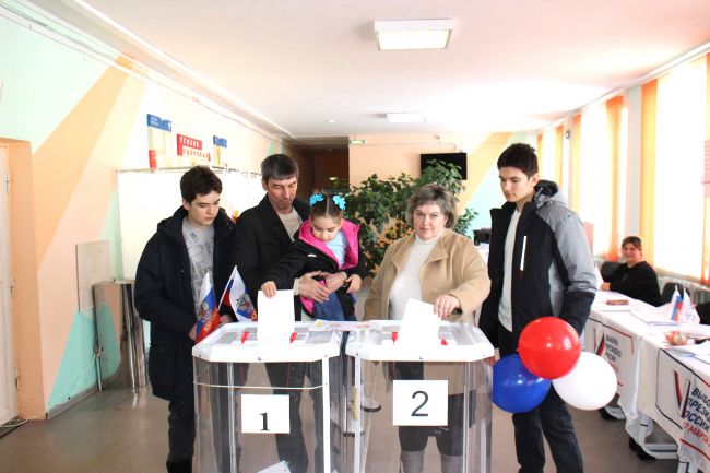 Многодетная семья Коноваловых на избирательном участке в стихах рассказала, почему важно голосовать