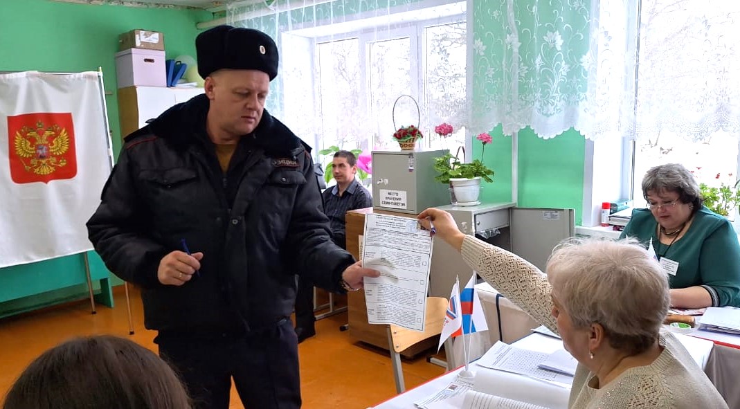 Службу по обеспечению правопорядка на избирательных участках Каменского района несут полицейские