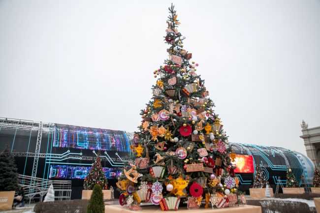 На выставке «Россия» тульскую елку украсили в орнаменте филимоновской игрушки