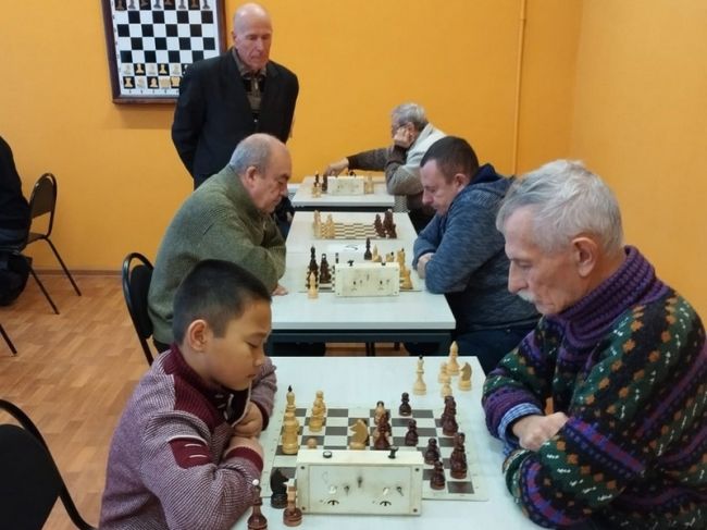 16 шахматистов боролись за победу