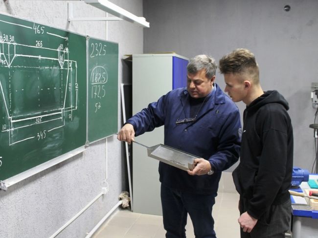 Узловские студенты-железнодорожники учатся слесарным операциям