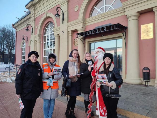 На станции Узловая-1 транспортные полицейские провели праздничные профилактические рейды в рамках акции «Полицейский Дед Мороз»