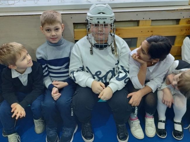Федерация хоккея Тульской области устроила для узловских школьников спортивный праздник