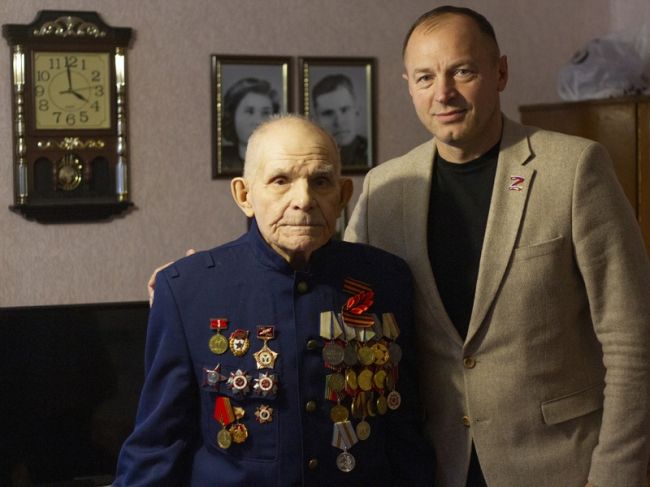 Для ветерана Михаила Рыбкина юбилейная медаль и подарочная корзина