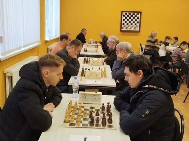 Сильнейшие шахматисты Узловского района поделились на команды и провели турнир