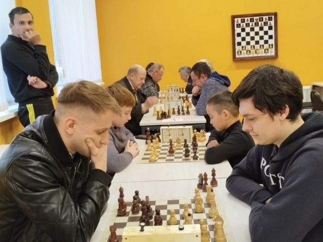 16 шахматистов играли по швейцарской системе