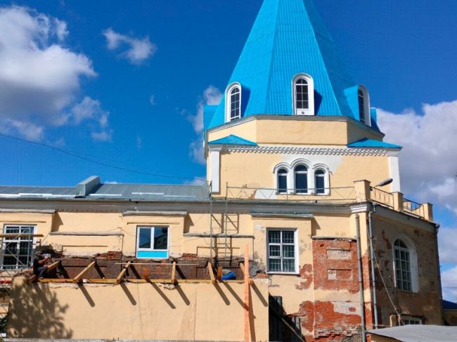 Продолжается капитальный ремонт кровли и фасада Свято-Успенского храма