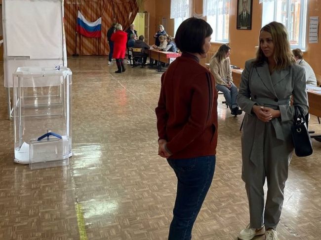 Избирательный участок в школе №16 поселка Дубовка Узловского района посетила зампред штаба Общественного наблюдения