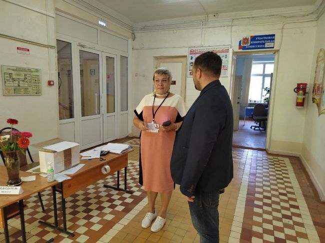 Избирательные участки в школе № 61 Узловой посетил представитель независимого общественного наблюдения