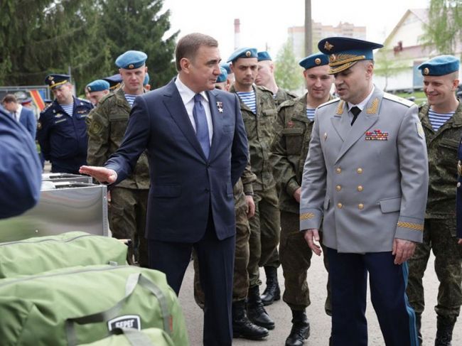 Алексей Дюмин поздравил тульских десантников с юбилеем 106-й дивизии