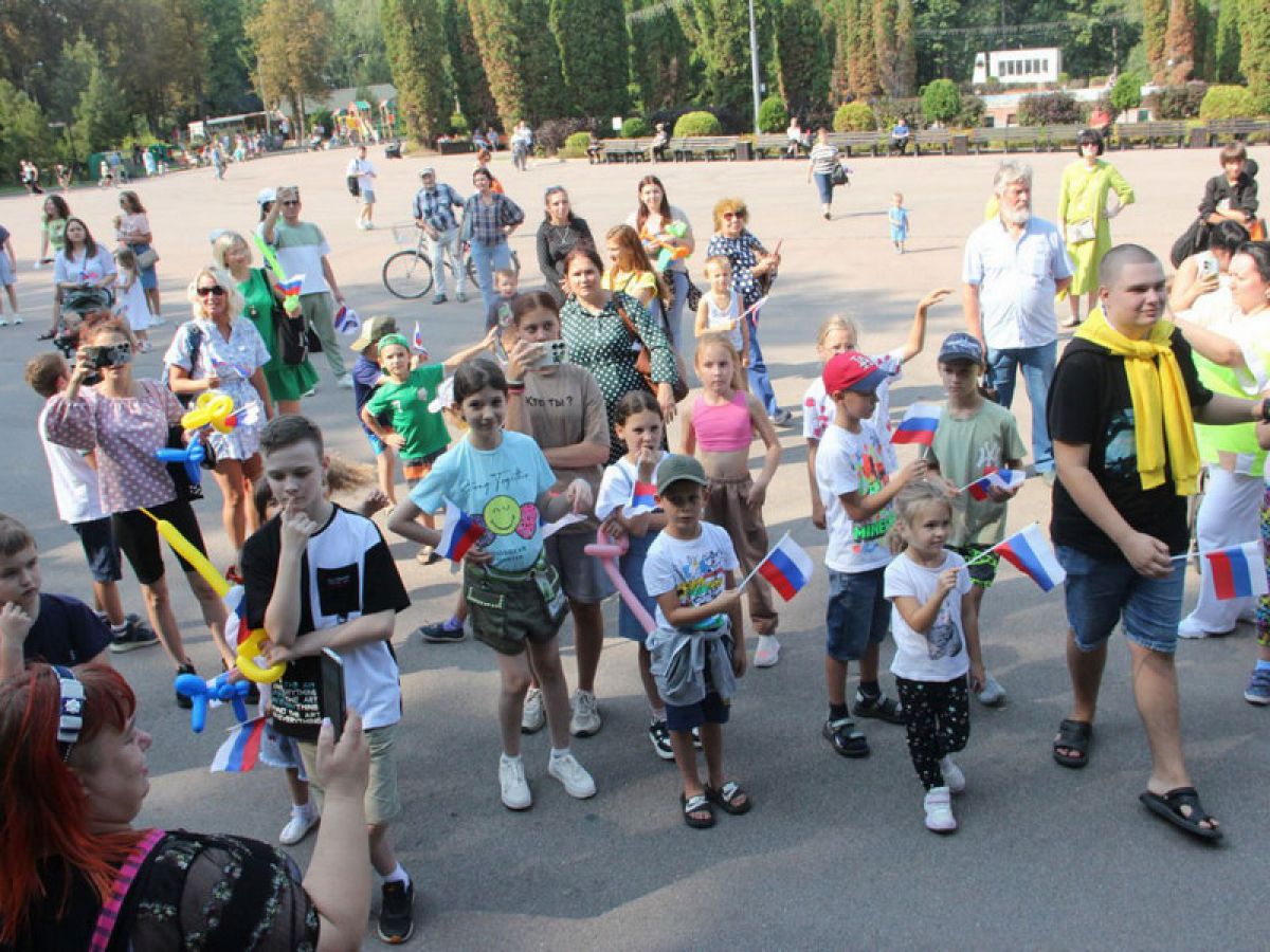 Жители Белгородской и Курской областей посетили с экскурсией Центральный парк Тулы