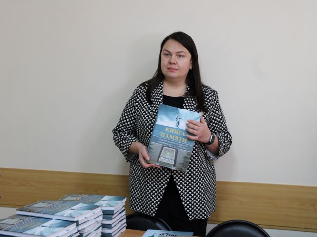 Елена Гребнева передала уникальные книги для школьных библиотек Узловского района