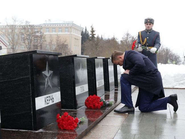 Алексей Дюмин возложил цветы к Вечному огню на площади Победы в Туле