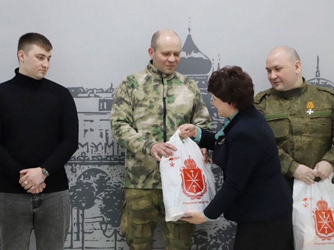 Во всех районах области военнослужащим вручили подарки от Алексея Дюмина