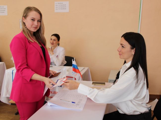 Молодые узловчане активно принимают участие в выборах Президента России (видео)