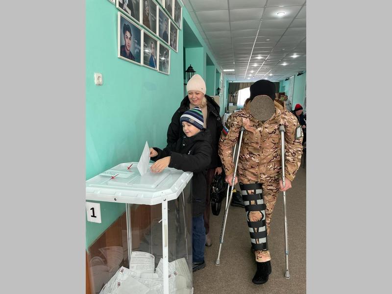 Участнику СВО даже сломанная нога не помешала прийти на выборы
