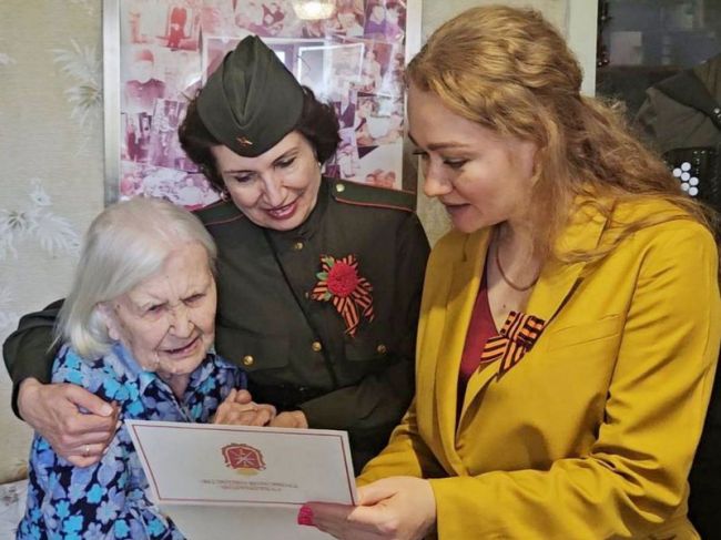 По поручению Алексея Дюмина ветеранам Великой Отечественной войны из Мариуполя вручили подарки ко Дню Победы