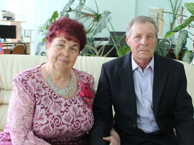 В Узловском отделе ЗАГС в Международный день семьи чествовали «золотых» юбиляров семейной жизни – супругов Пименковых