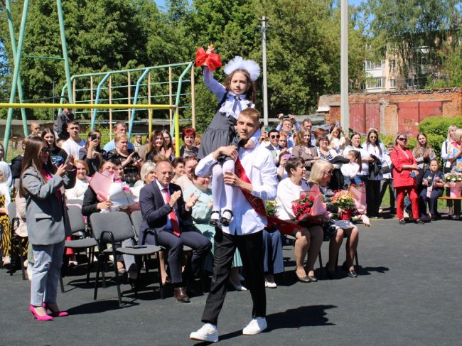 Трогательный и волнительный момент для выпускников Узловского района