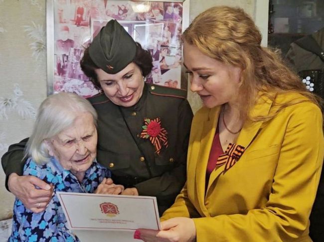 Ветеранам Великой Отечественной войны из Мариуполя вручили подарки ко Дню Победы