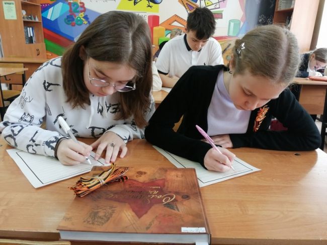 Узловские школьники написали письма участникам СВО и поздравили их с Днем Победы