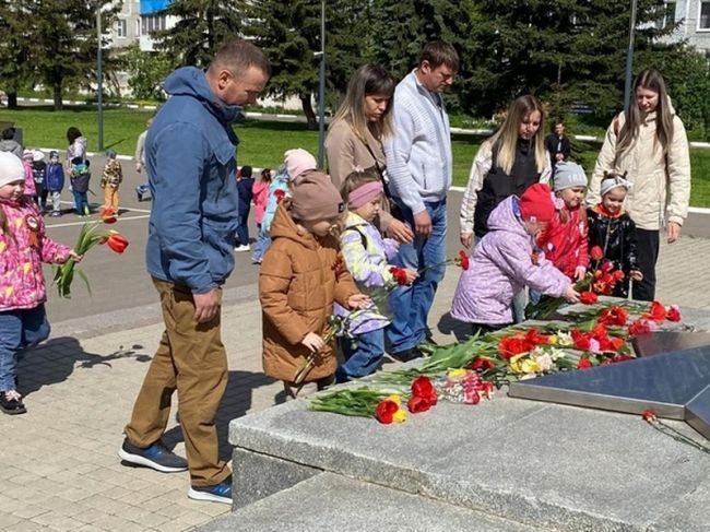 Воспитанники детских садов возлагают цветы и чтят память павших героев