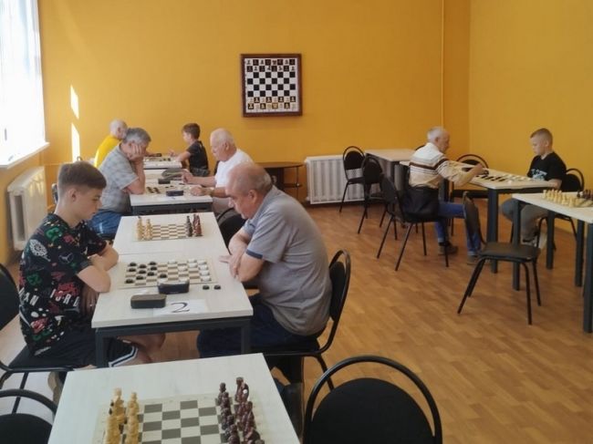 В шахматно-шашечном клубе узловской ДЮСШ состоялся блиц-турнир по шашкам, посвящённый Дню России
