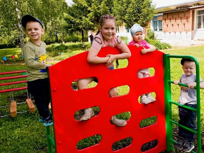 Маленькие узловчане радуются новой детской площадке в детском саду