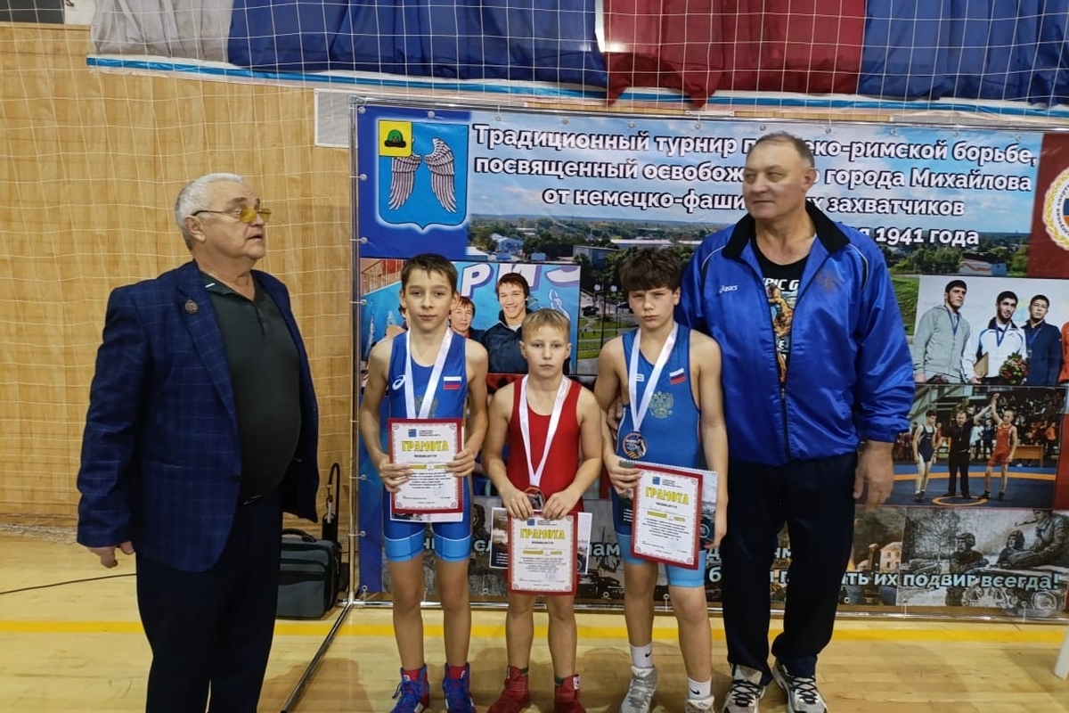 В упорной борьбе узловские борцы стали призерами соревнований В упорной борьбе узловские борцы стали призерами соревнований