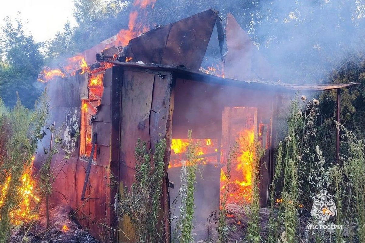В микрорайоне Радужный произошел пожар в неэксплуатируемом сооружении
