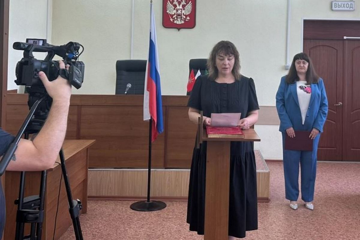 Принята присяга мировым судьей судебного участка № 44 Узловского судебного района Еленой Везировой Принята присяга мировым судьей судебного участка № 44 Узловского судебного района Еленой Везировой
