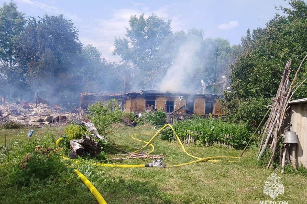 В Узловском районе 9 огнеборцев тушили пожар в неэксплуатируемом сооружении