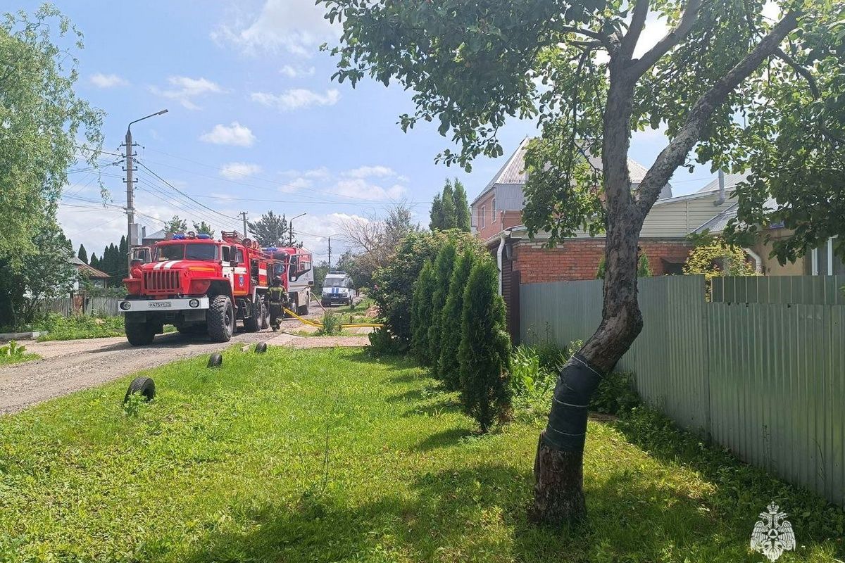 В Узловой спасатели МЧС потушили пожар в неэксплуатируемом сооружении