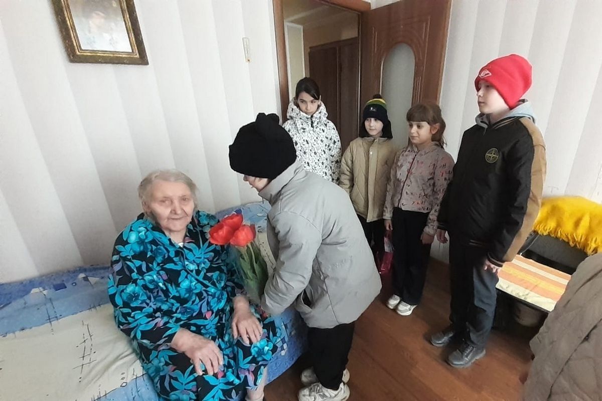 Акция «Красная гвоздика: Память, передаваемая из поколения в поколение»