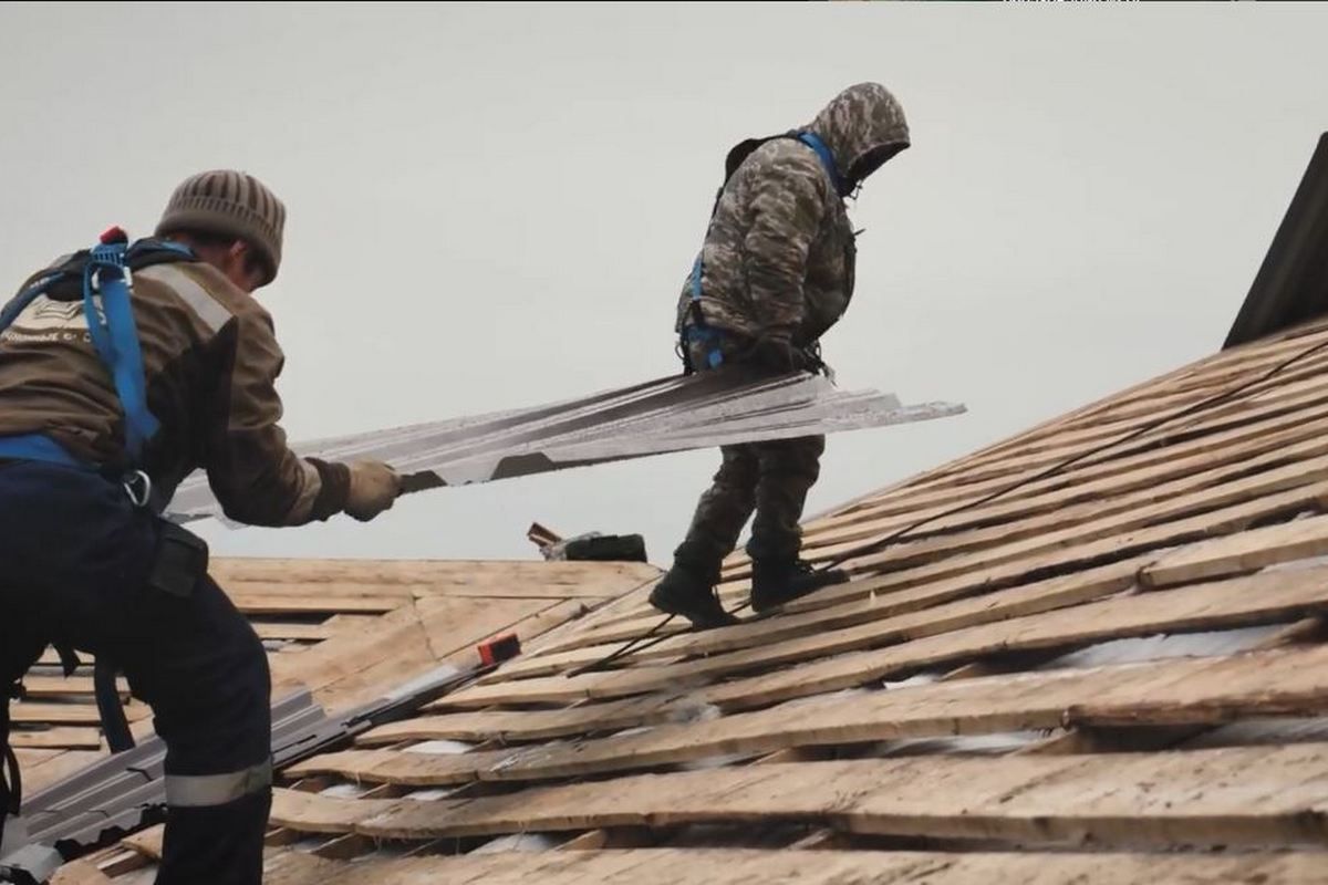 В Узловском центре образования № 14 ремонтируют кровлю