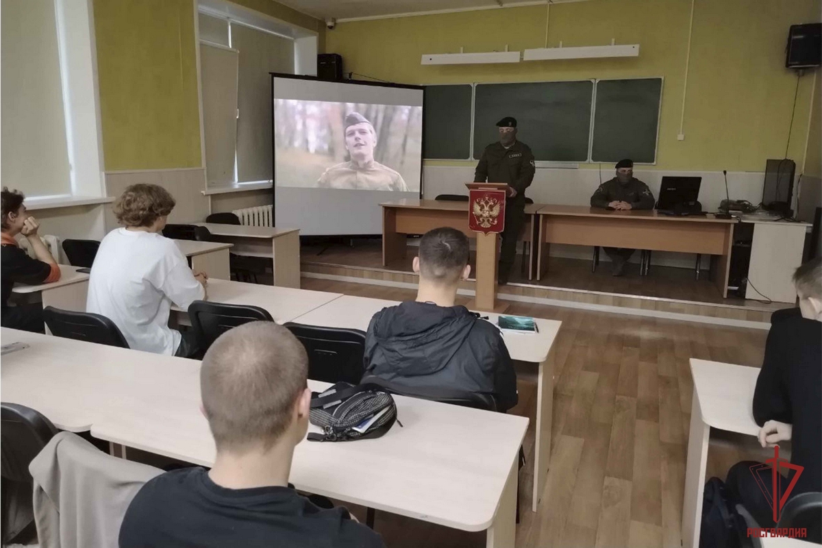 В Тульской области росгвардейцы провели урок мужества