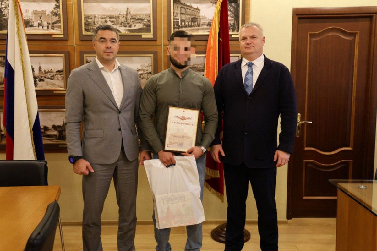 Глава города Тулы Алексей Эрк передал гвардии ефрейтору, участнику спецоперации, ветерану боевых действий Андрею с позывным «Ураган» Благодарность Главы муниципального образования город Тула Глава города Тулы Алексей Эрк передал гвардии ефрейтору, участнику спецоперации, ветерану боевых действий Андрею с позывным «Ураган» Благодарность Главы муниципального образования город Тула