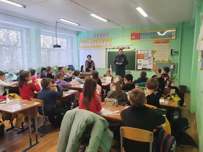 Веневские пожарные в рамках «Месячника безопасности» провели открытый урок в школе