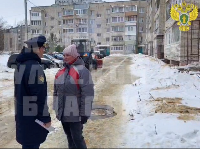 В Новомосковске придомовые территории не убраны от снега и наледи