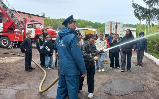 Веневские пожарные провели открытый урок для школьников