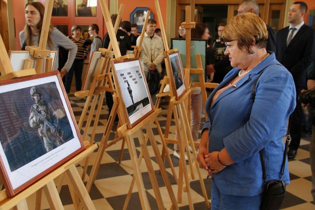 Депутаты Тульской областной Думы посетили выставку фоторабот военного корреспондента