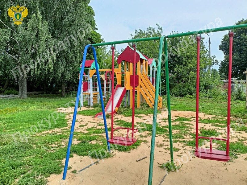 В Воловском районе ремонтируют детские игровые площадки