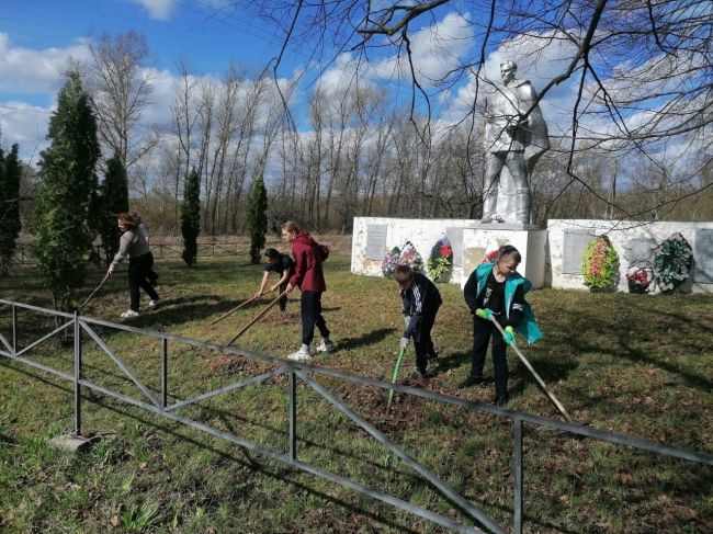 Баскаковские школьники навели порядок у памятника Неизвестного солдата