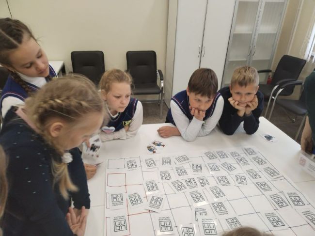 Лутовские школьники приняли участие в профориентационной игре «ПрофКомпас»