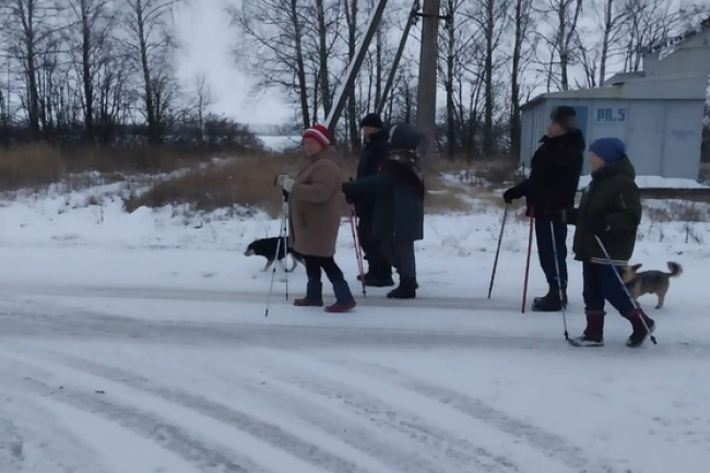 Жители села Истленьево занимаются скандинавской ходьбой