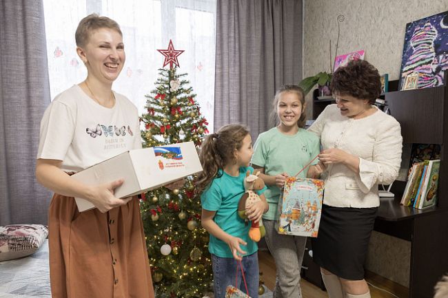 Семьи участников СВО из Тульской области получили новогодние подарки от Алексея Дюмина