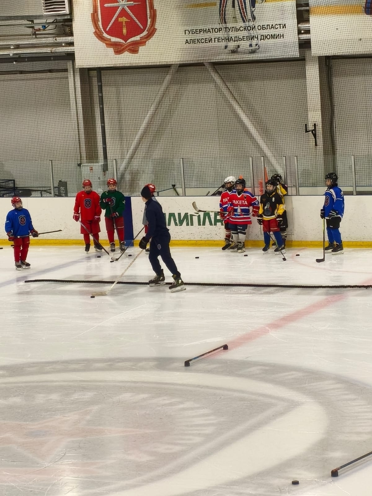 Хоккейная команда Ракета участвует в тренировке в Новомосковске