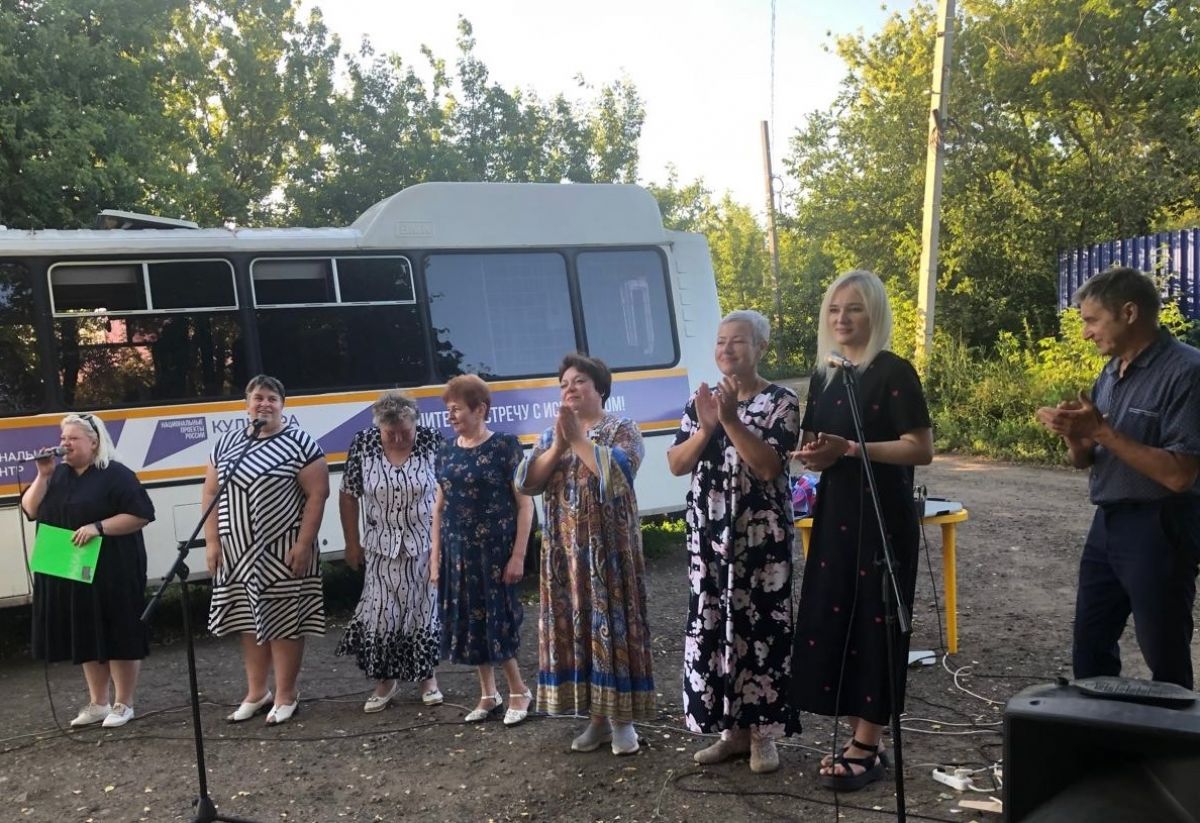 В Сухих Плотах состоялся концерт для местных жителей В Сухих Плотах состоялся концерт для местных жителей