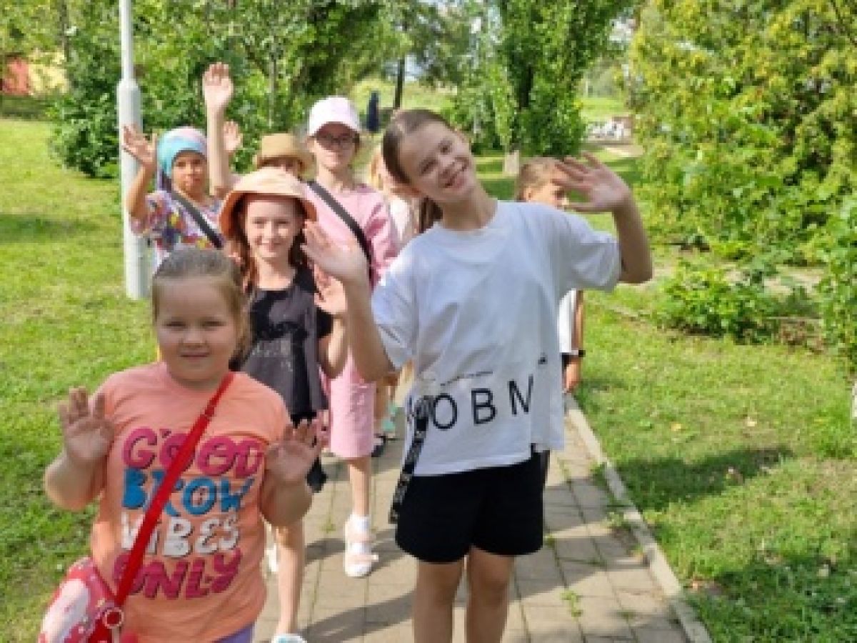 Читатели детской библиотеки отправились в парк на час чтения