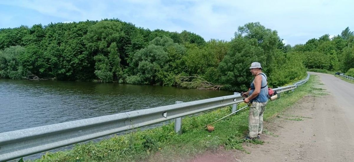 Продолжается покос сорной растительности в селе Непрядва